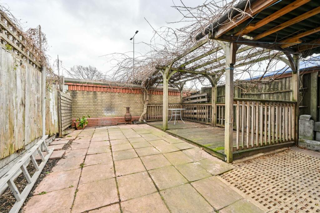 4 bedroom terraced house for sale in Grove Green Road, Leytonstone