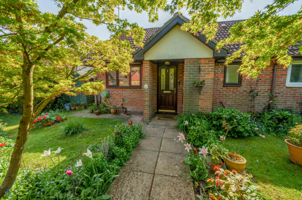1 bedroom bungalow for sale in Broadlands Close, Bentley, Farnham, Hampshire, GU10