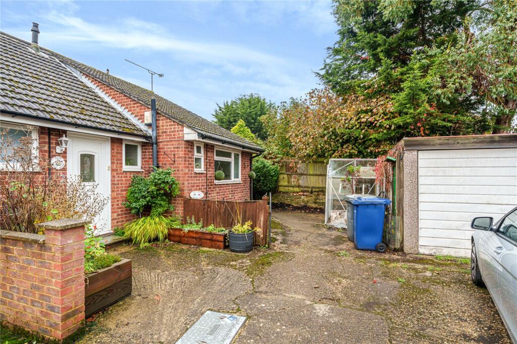 1 bedroom bungalow for sale in Rankine Close, Badshot Lea, Farnham