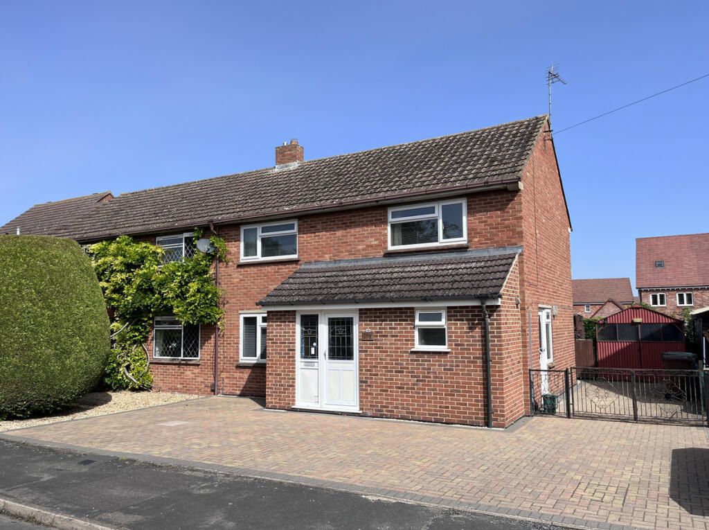 3 bedroom semidetached house for sale in North Drive, Grove, Wantage, OX12