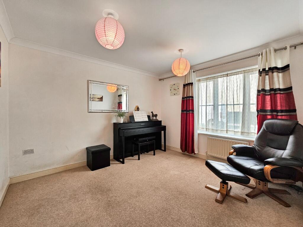 Additional property image - Grafton Drive, Highfields Caldecote
