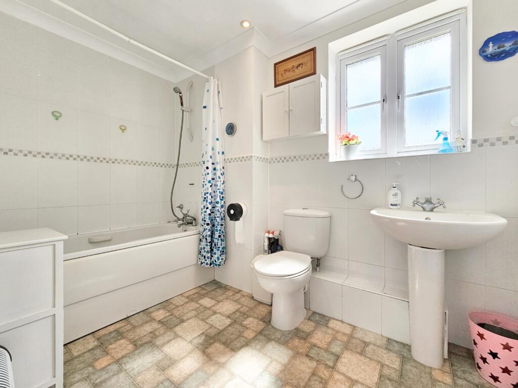 Additional property image - Grafton Drive, Highfields Caldecote