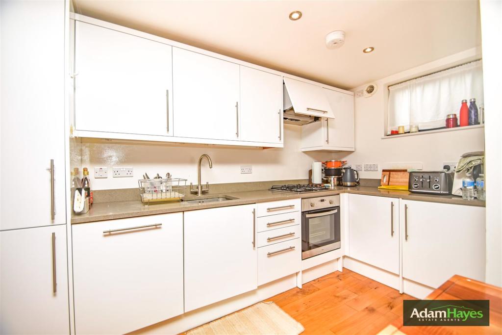 3 bedroom semidetached house for sale in Viceroy Close, East End Road N2