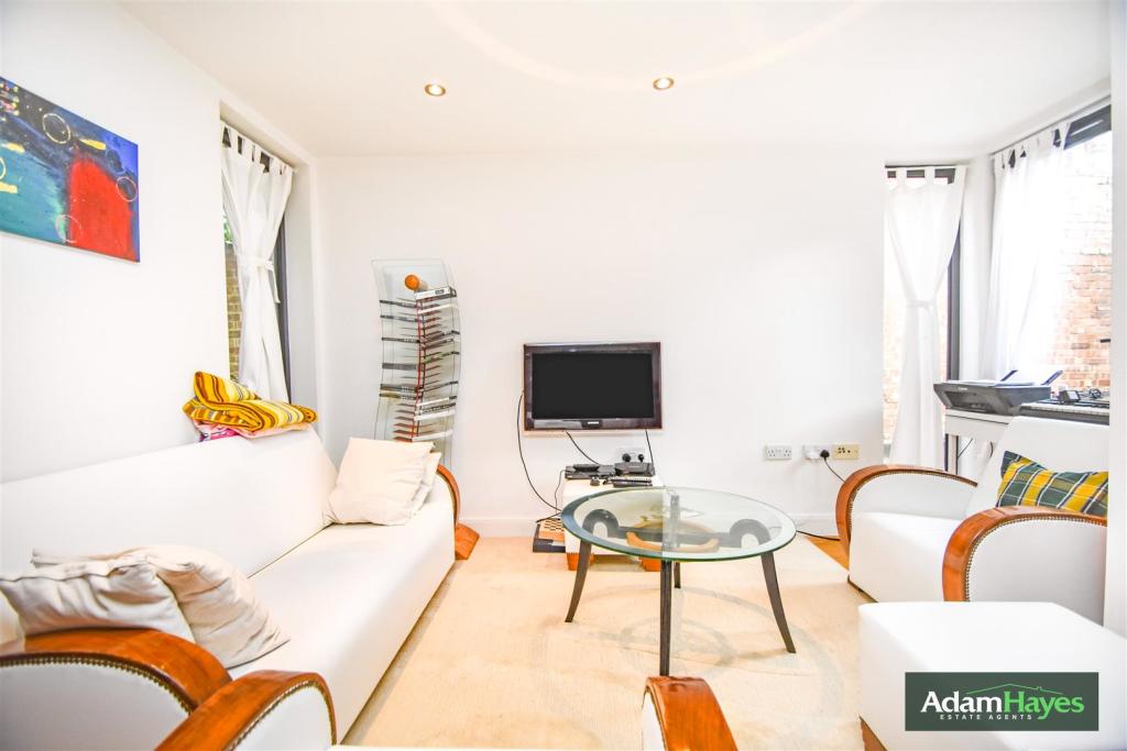 3 bedroom semidetached house for sale in Viceroy Close, East End Road N2
