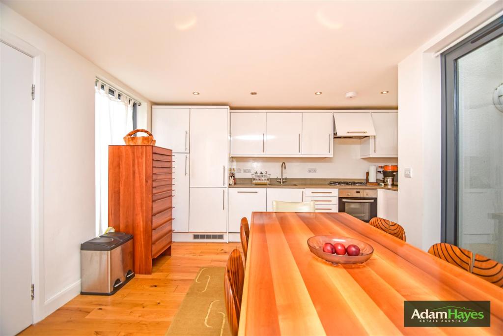 3 bedroom semidetached house for sale in Viceroy Close, East End Road N2