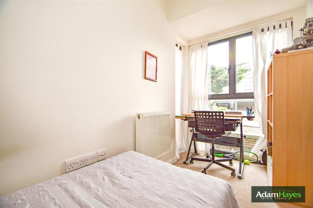 3 bedroom semidetached house for sale in Viceroy Close, East End Road N2