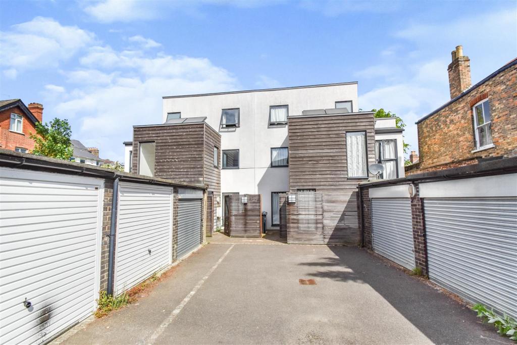3 bedroom semidetached house for sale in Viceroy Close, East End Road N2