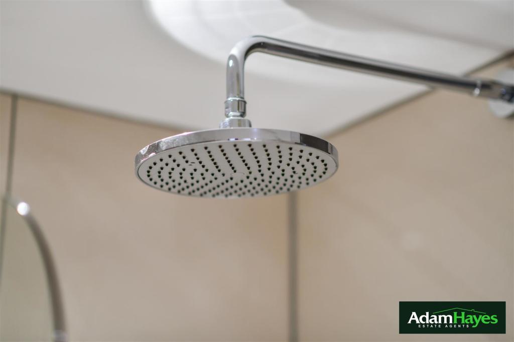 3 bedroom terraced house for sale in Lincoln Road, East Finchley N2