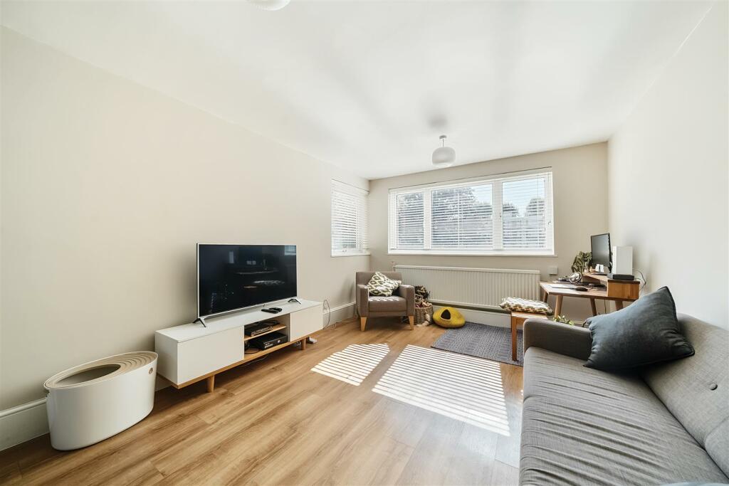 Main image of property: High Road, East Finchley, N2