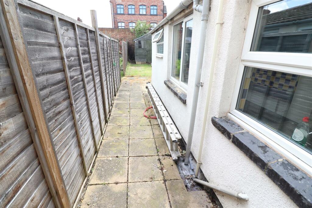 3 bedroom terraced house for sale in Manton Road, Rushden, NN10 0JT, NN10