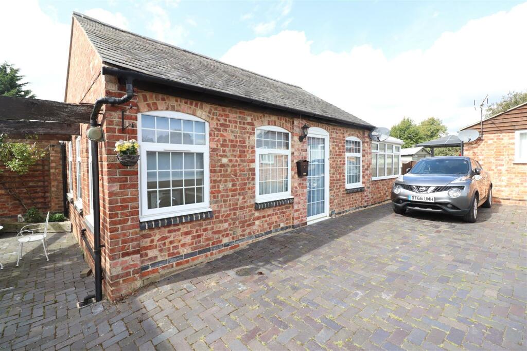 1 bedroom detached bungalow for sale in Harborough Road, Rushden, NN10