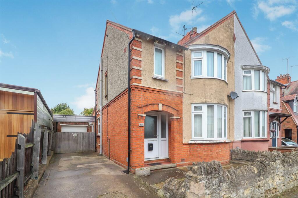 3 bedroom semidetached house for sale in Park Avenue, Rushden, NN10