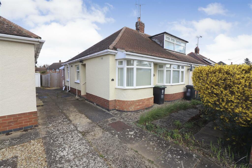 2 bedroom semidetached bungalow for sale in Vine Hill Drive, Higham