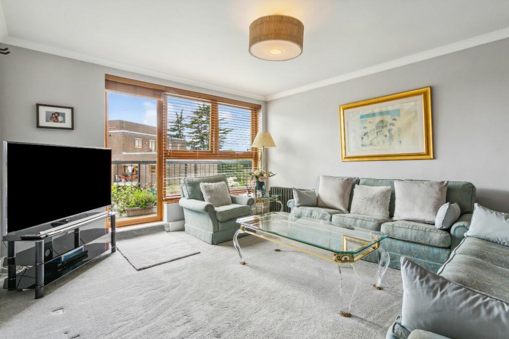 2 bedroom flat for sale in Warwick Drive, Putney/Barnes border, SW15