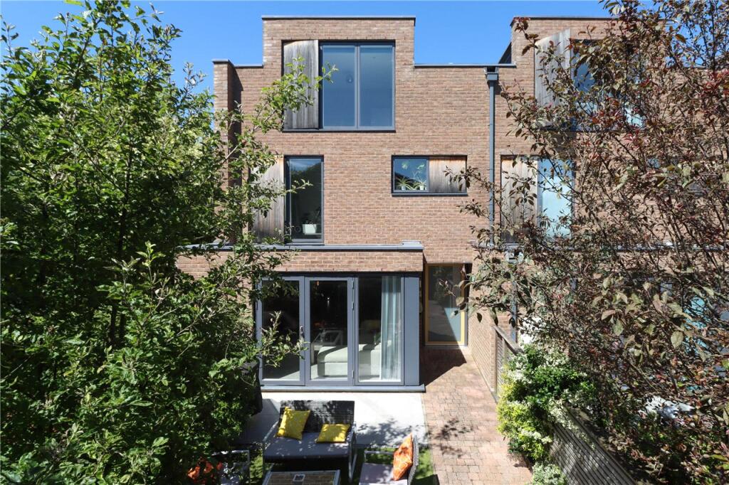 Main image of property: Victoria Street, St. Albans, AL1