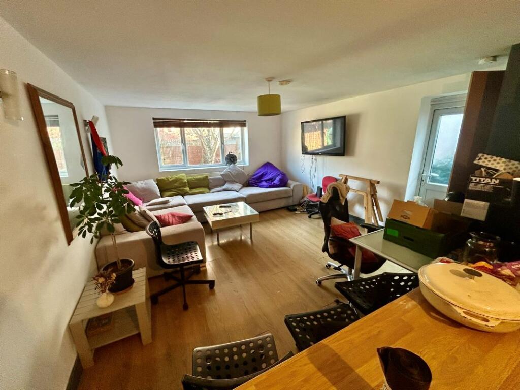 Additional property image - 150 Richmond Road, Cardiff, CF24 3BX