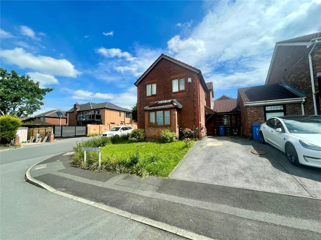 4 bedroom link detached house for sale in Carrbrook Drive, Royton