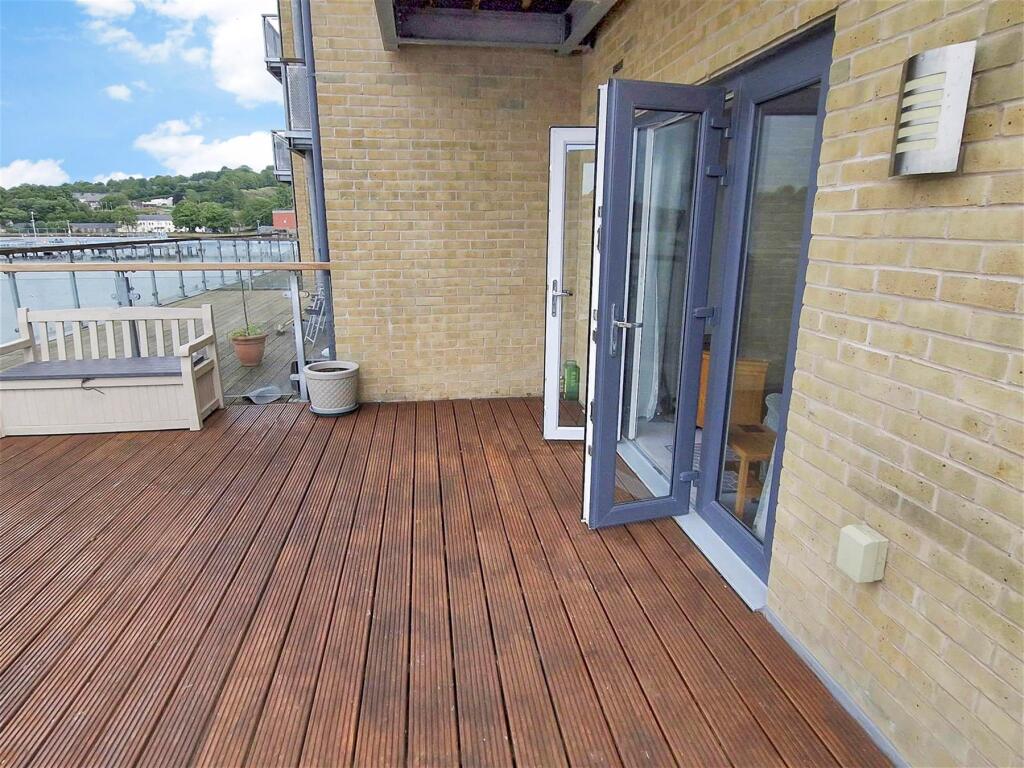 Main image of property: High Street, Chatham, Kent