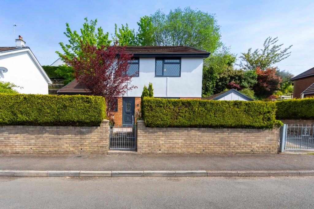 3 bedroom detached house for sale in Taff Vale Estate, Edwardsville