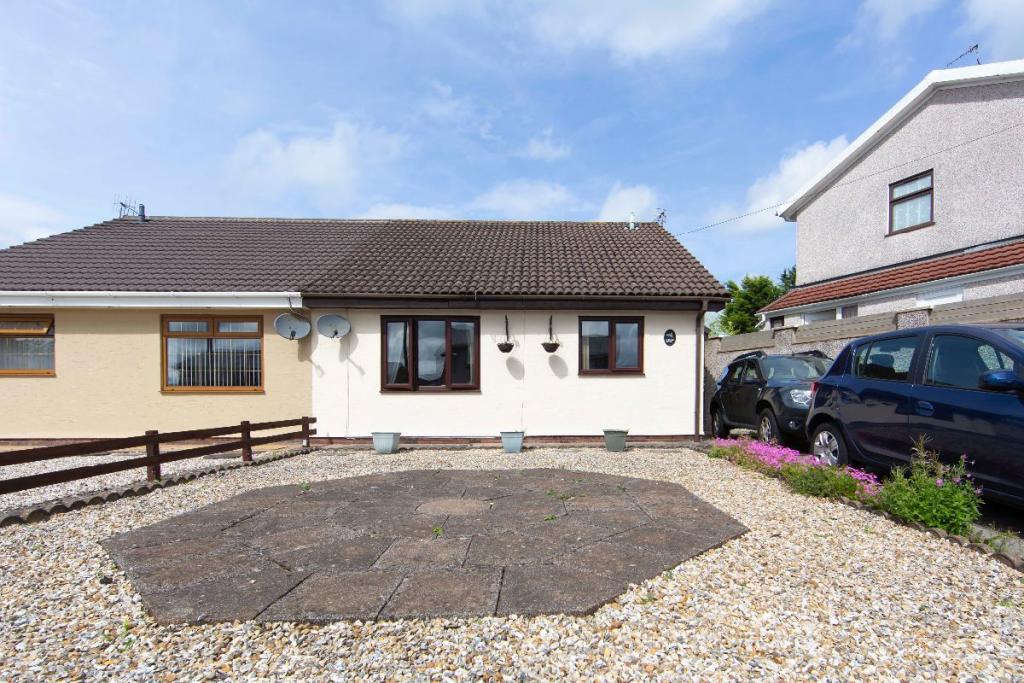 2 bedroom bungalow for sale in Bryncelyn, Nelson, Treharris, CF46