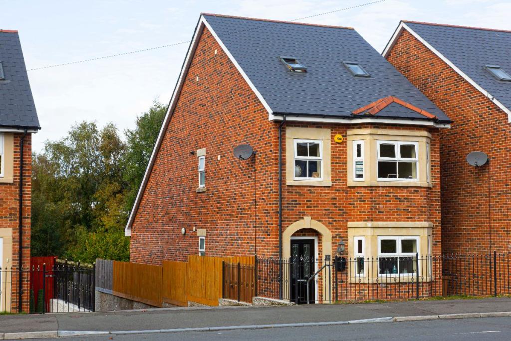 4 bedroom detached house for sale in Victoria Road, Fleur De Lis