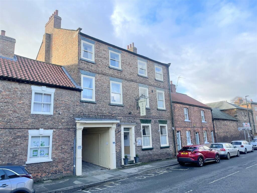 8 bedroom house for sale in Kirkgate, Thirsk, YO7