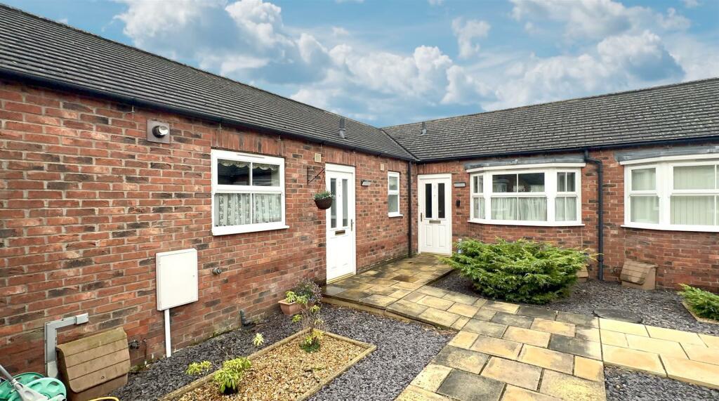 2 bedroom semidetached bungalow for sale in Southlands Court, Sowerby