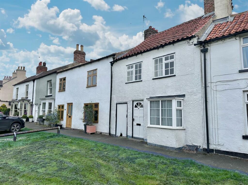 2 bedroom terraced house for sale in St. James Green, Thirsk, YO7