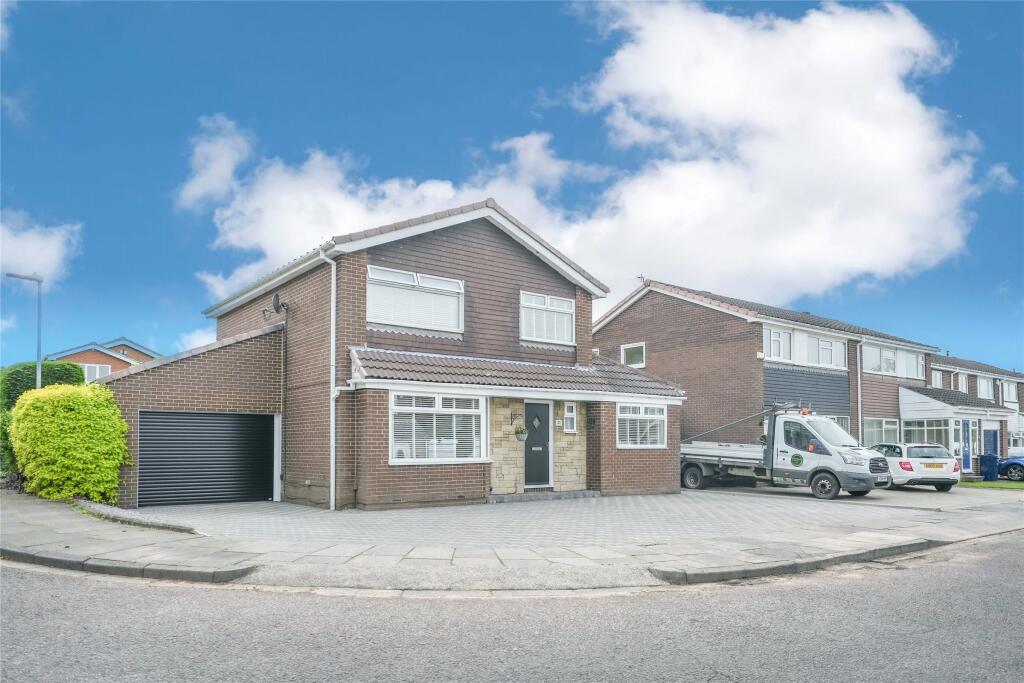 3 bedroom detached house for sale in Carrsyde Close, Whickham, Newcastle Upon Tyne, NE16