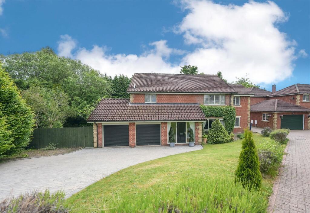 4 bedroom detached house for sale in Ashfield Court, High Spen