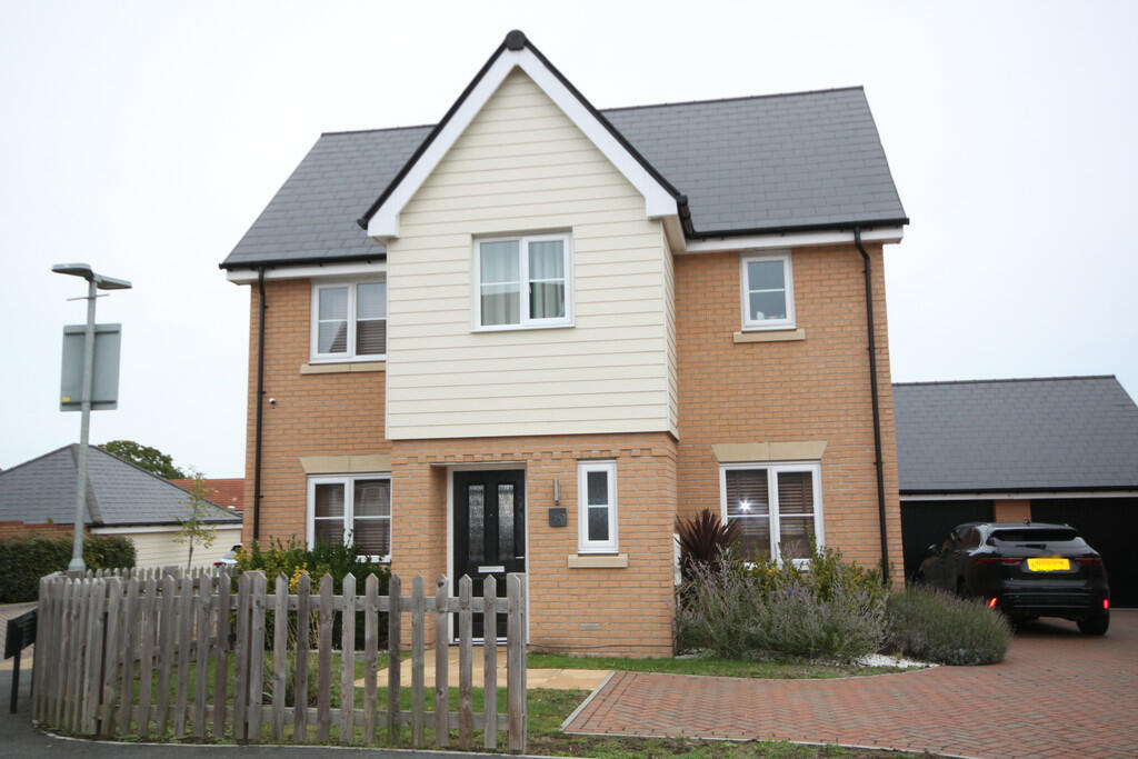 4 bedroom detached house for sale in School Avenue, Basildon, SS15