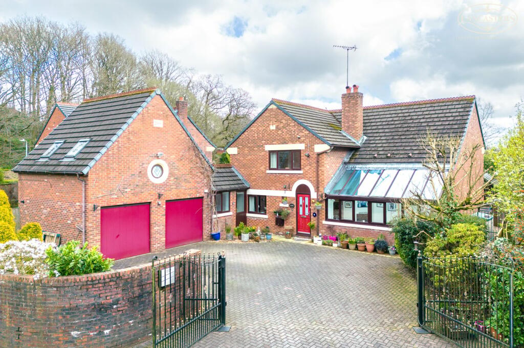 5 bedroom detached house for sale in Whitsters Hollow, Smithills, Bolton, BL1