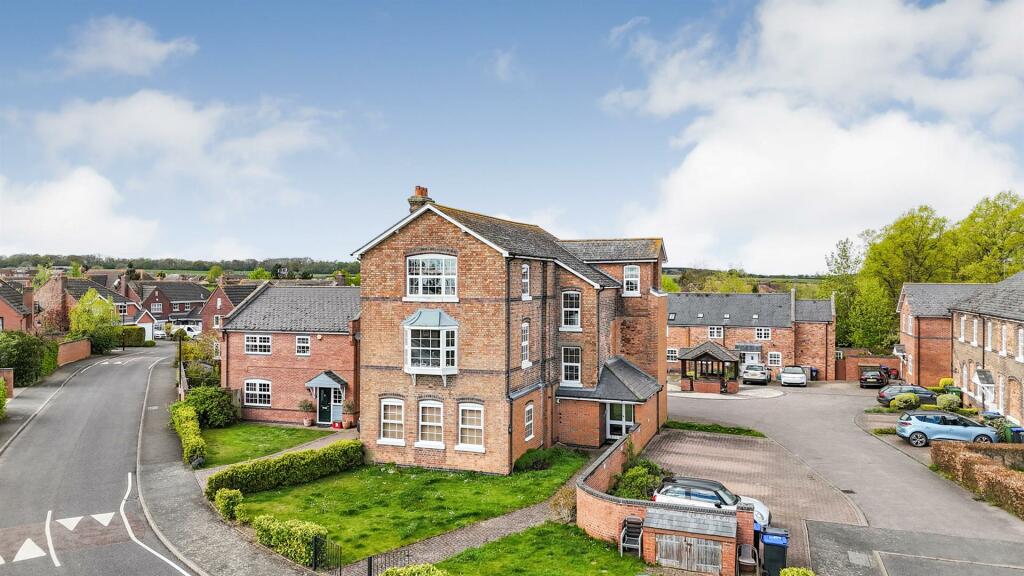 3 bedroom flat for sale in Alderman Way, Weston Under Wetherley