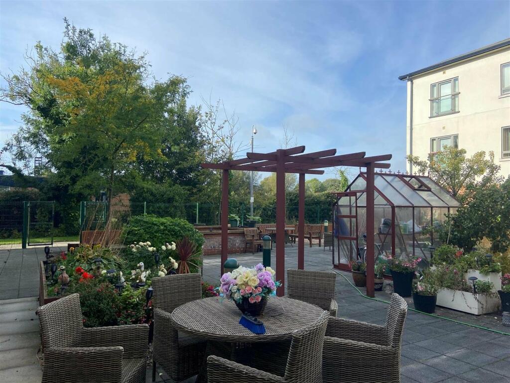 2 bedroom retirement property for sale in Aughton Street, Ormskirk, L39