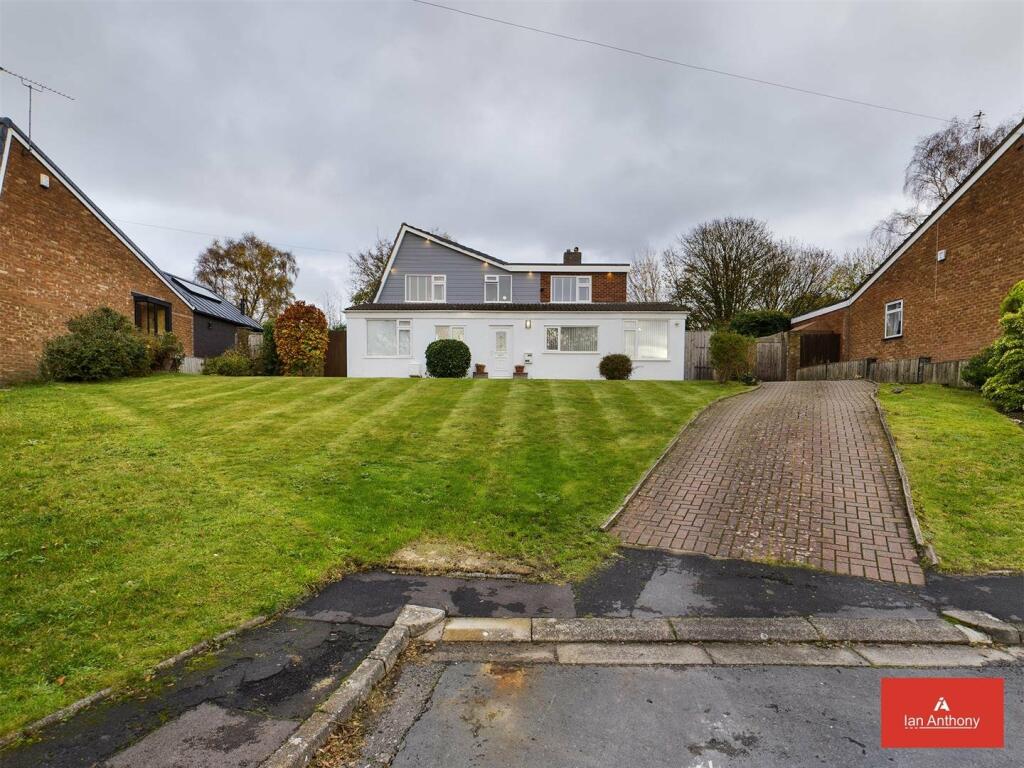 4 bedroom detached house for sale in Crescent Green, Aughton, Ormskirk, L39