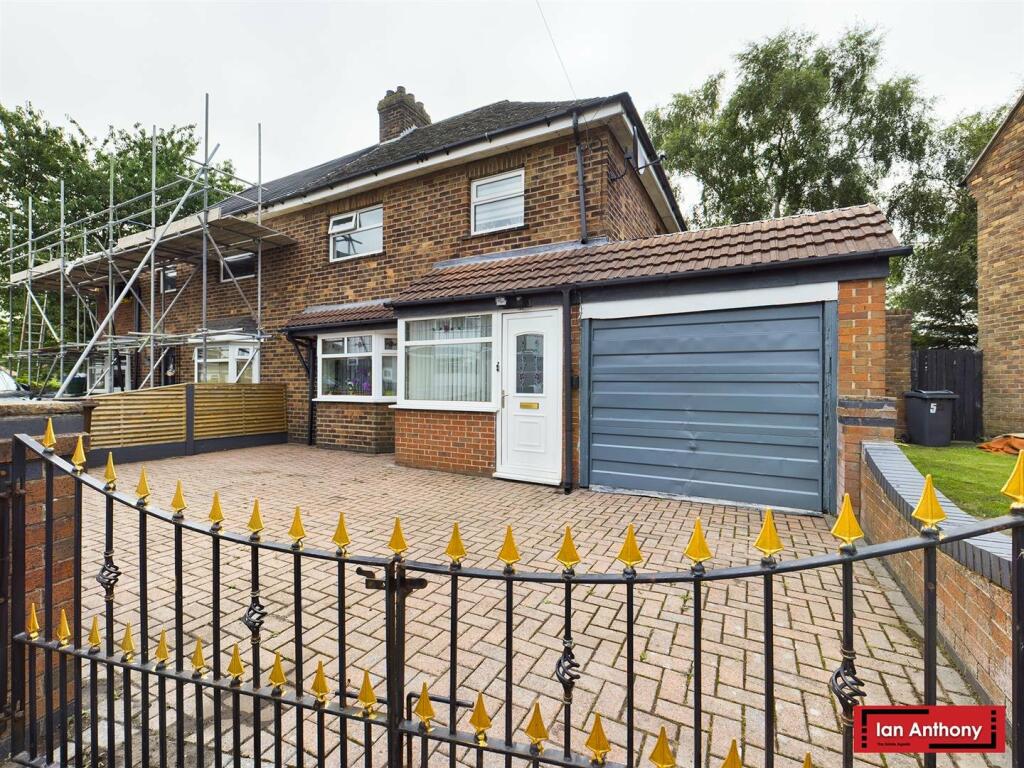 3 bedroom semidetached house for sale in Lancaster Crescent
