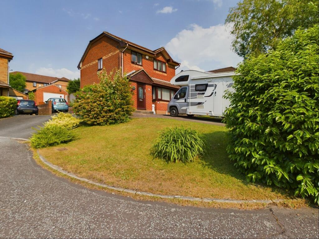 3 bedroom detached house for sale in Marlborough Gardens, Ashurst