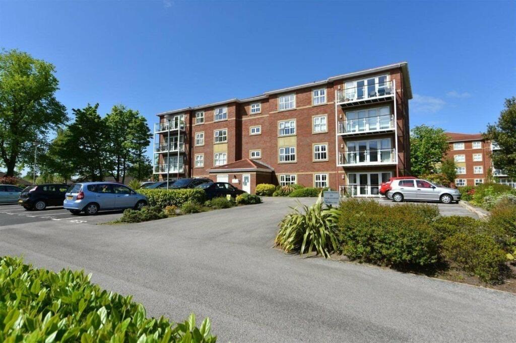 2 bedroom flat for sale in Windsor Court, Aughton Park Drive, Aughton, L39