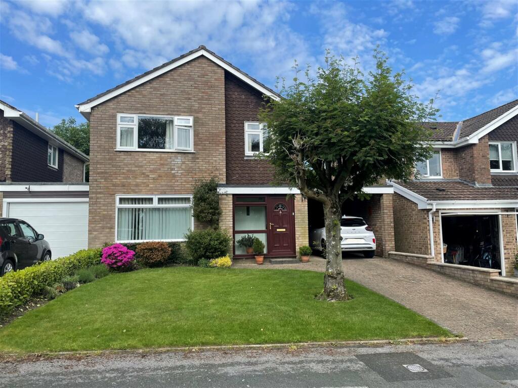 4 bedroom link detached house for sale in Redcliffe Gardens, Aughton