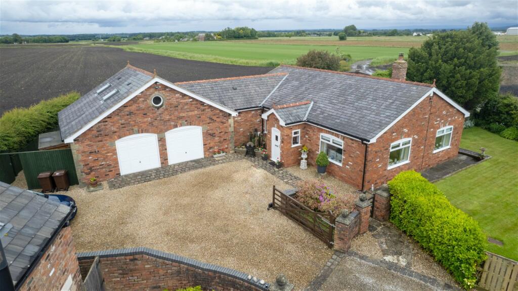 4 bedroom detached house for sale in Hall Road, Scarisbrick, Ormskirk, L40