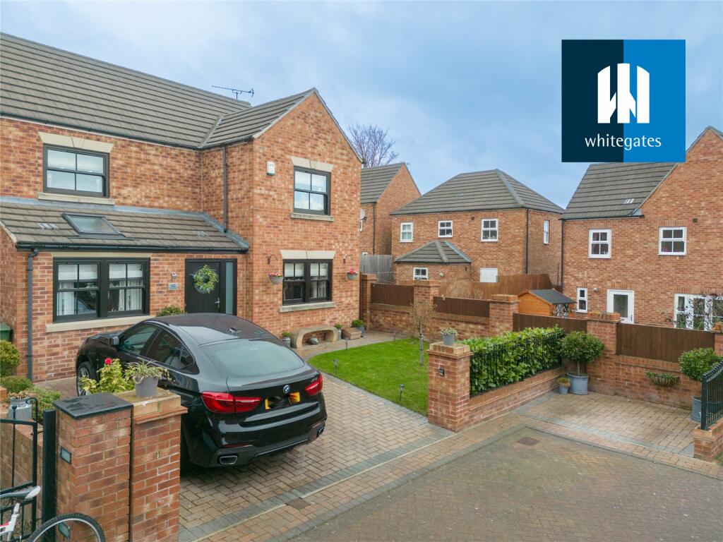 4 bedroom detached house for sale in Marsden Mews, Hemsworth, Pontefract, West Yorkshire, WF9