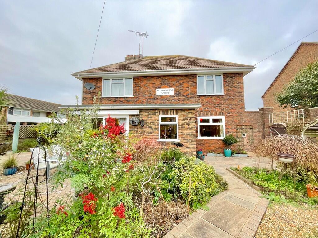 2 bedroom ground floor flat for sale in Woodlands Court, Rustington, BN16