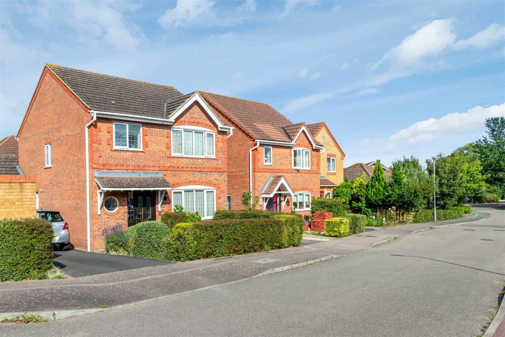 3 Bedroom Link Detached House For Sale In Cornwall Grove Bletchley