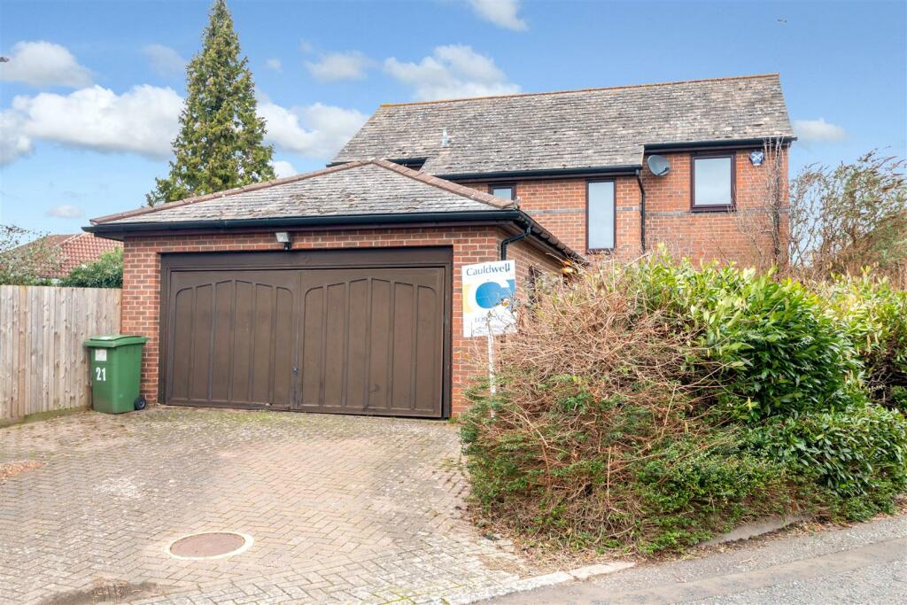 4 bedroom detached house for sale in Pearse Grove, Walton Park, Milton Keynes, MK7