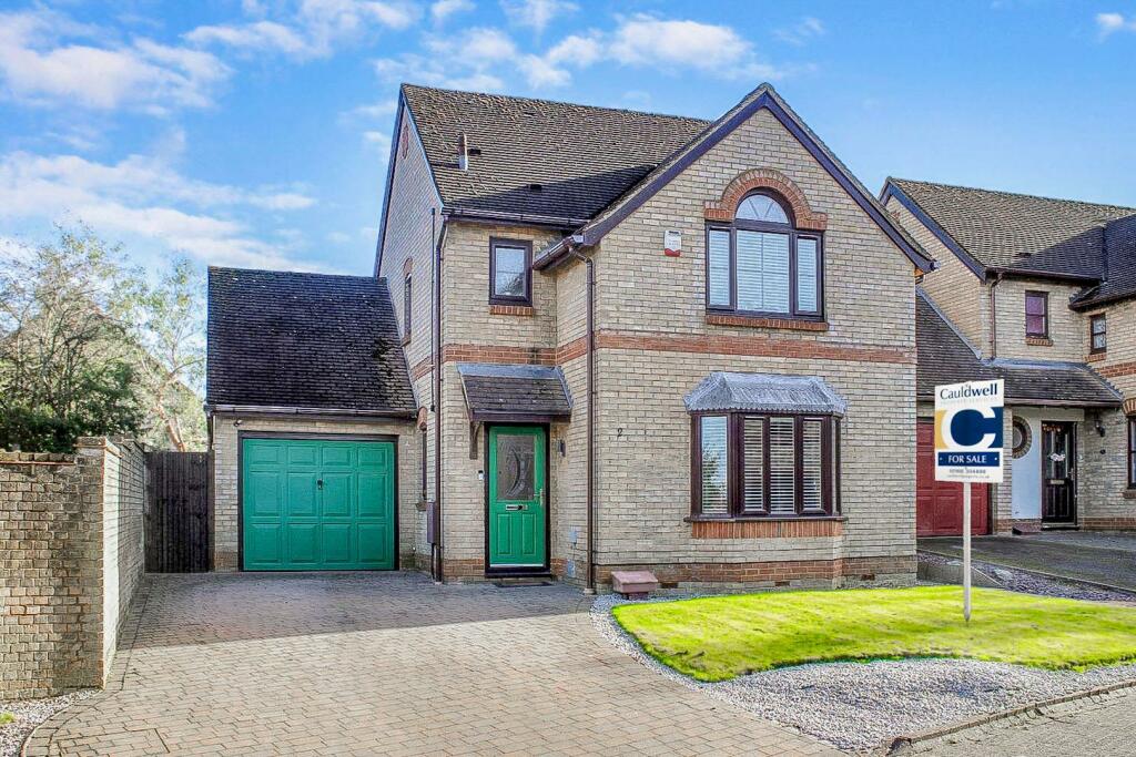 3 bedroom detached house for sale in Bodiam Close, Shenley Church End