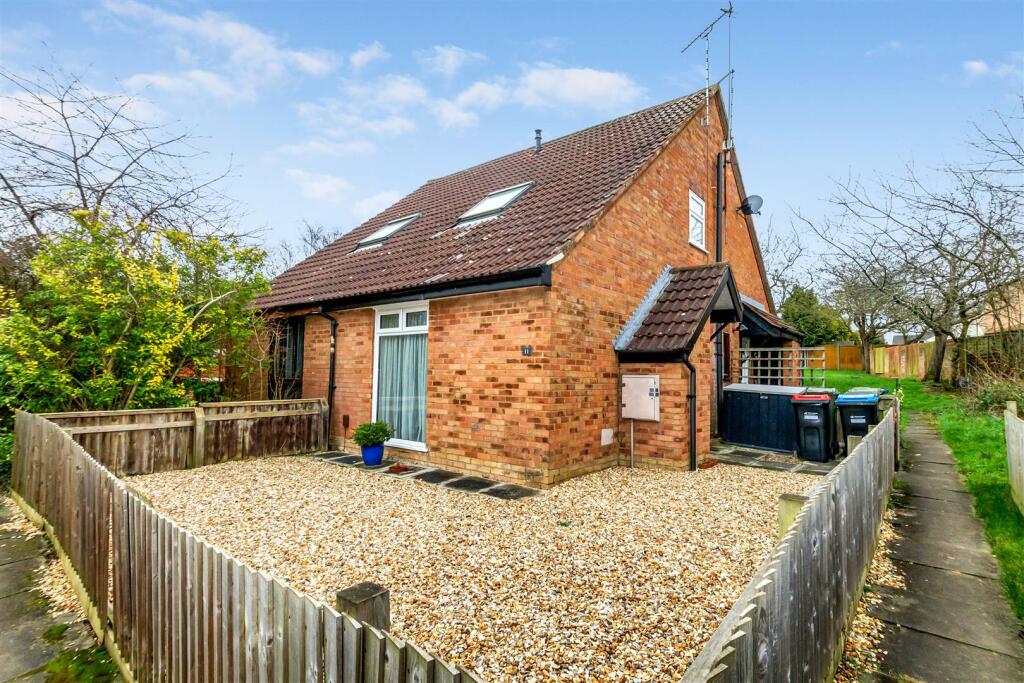 1 bedroom terraced house for sale in Barleycroft, Furzton, Milton