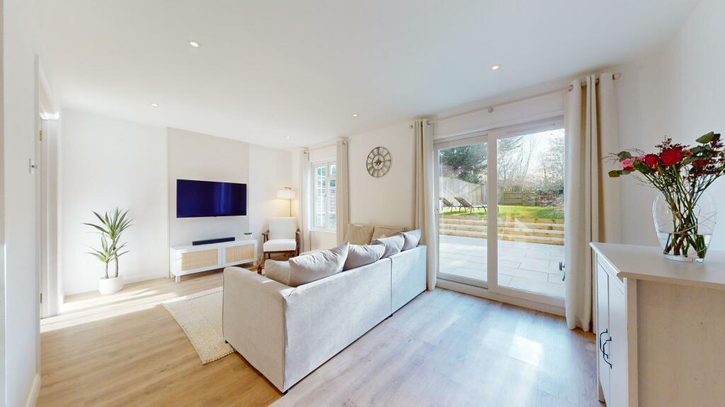 3 bedroom terraced house for sale in London Road, Loughton, Milton Keynes, MK5