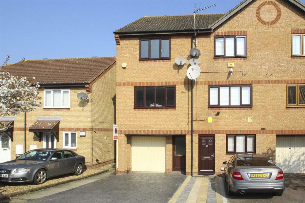 3 bedroom town house for rent in Chetwode Ave, Monkston, MK10
