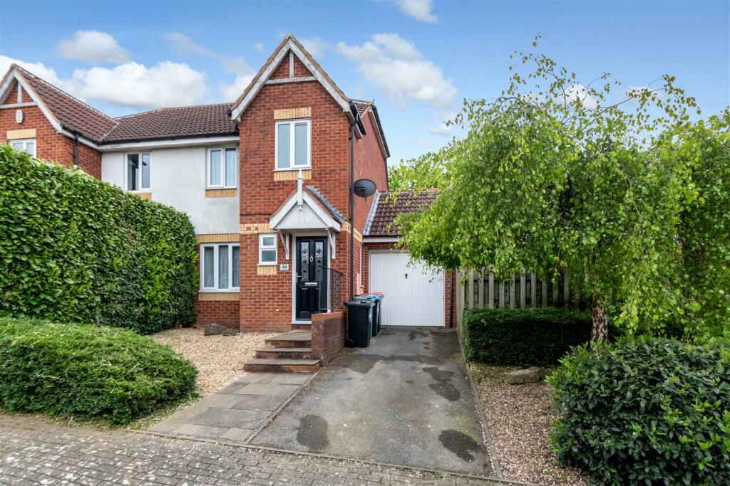 3 bedroom semidetached house for sale in Brill Place, Bradwell Common