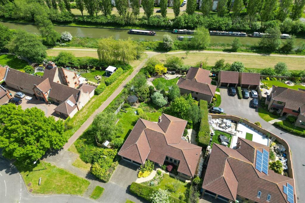 5 bedroom detached house for sale in Warmington Gardens, Downhead Park